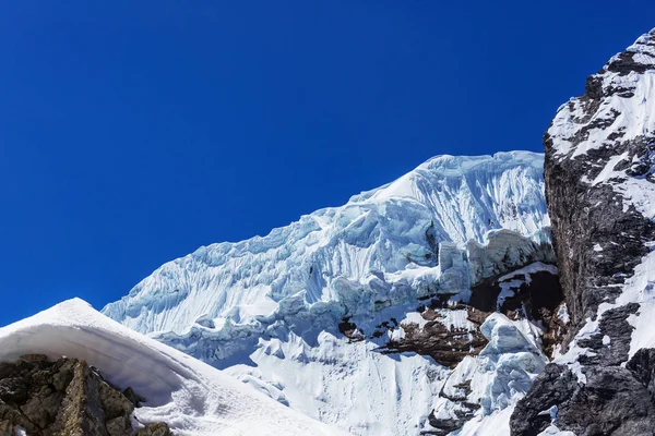 Hermosos paisajes de montañas en la Cordillera Huayhuash —  Fotos de Stock