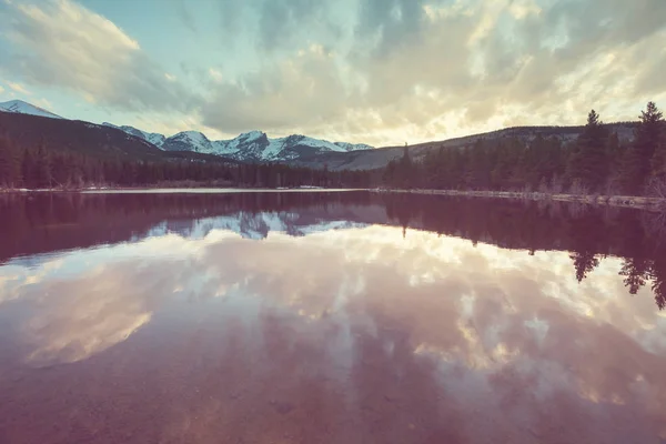 Озеро Сереніті в горах — стокове фото