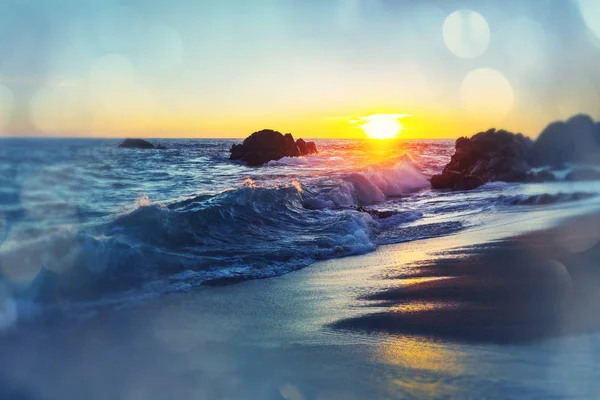 Γραφικό πολύχρωμο ηλιοβασίλεμα στην ακτή της θάλασσας — Φωτογραφία Αρχείου