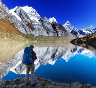 Cordillera dağlarında yürüyüş sahne