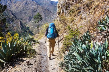 Cordillera dağlarında yürüyüş sahne