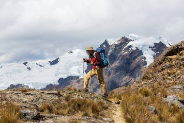 Cordillera dağlarında yürüyüş sahne