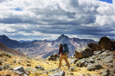 Cordillera dağlarında yürüyüş sahne