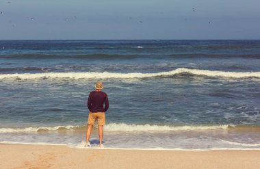 Pasifik Okyanusu, Peru, Güney Amerika 'da terk edilmiş kıyı manzaraları.