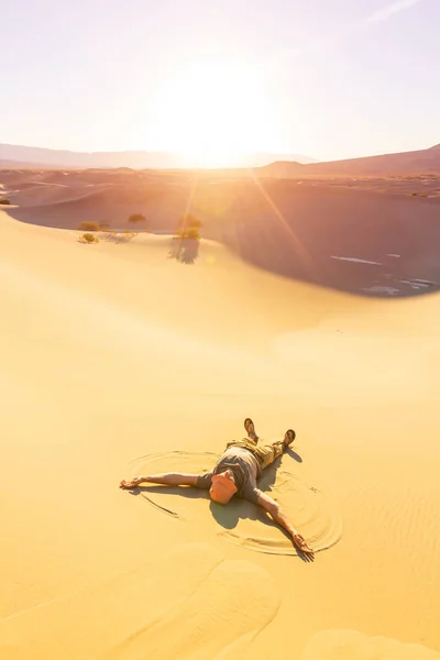 Hiker in sand desert. — Stock Photo, Image