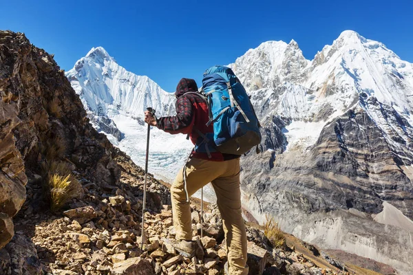 Escena de senderismo en las montañas Cordillera — Foto de Stock