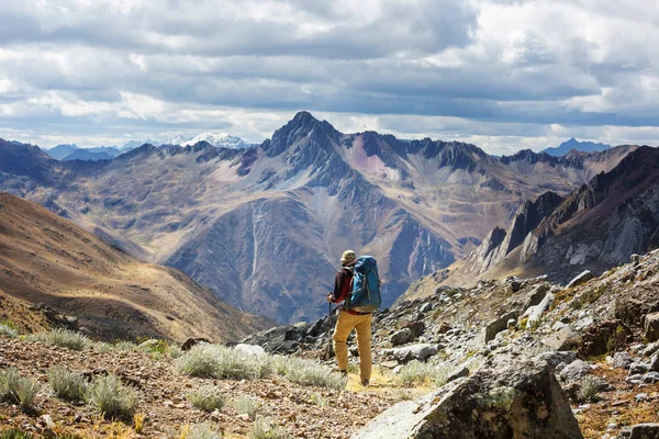 Túrázás hegyekben Cordillera jelenet — Stock Fotó