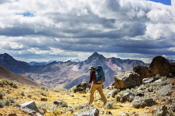 Cordillera dağlarında yürüyüş sahne