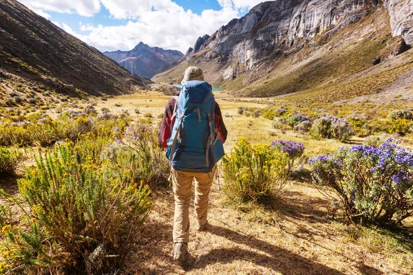 Cordillera dağlarında yürüyüş sahne