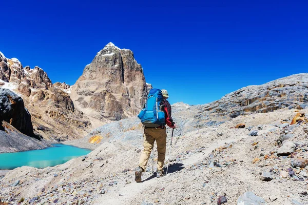Cordillera dağlarında yürüyüş sahne