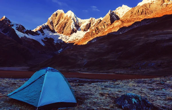 Vandring scen i Cordillera berg — Stockfoto