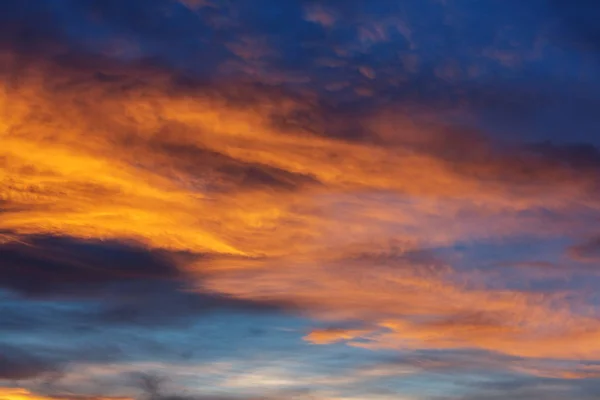 Krásná krajina planoucí sunrise — Stock fotografie