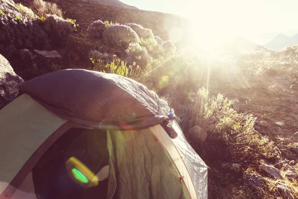 Tenda nas montanhas conceito de viagem — Fotografia de Stock