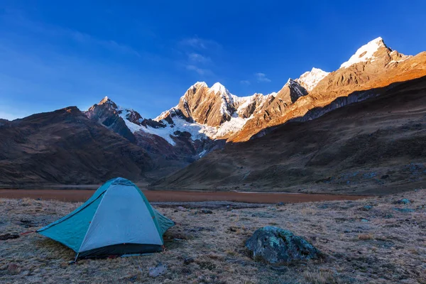 帐篷在山旅行概念 — 图库照片