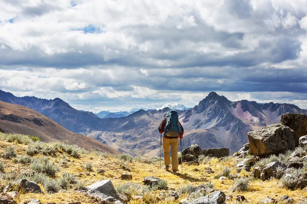 Cordillera dağlarında yürüyüş sahne