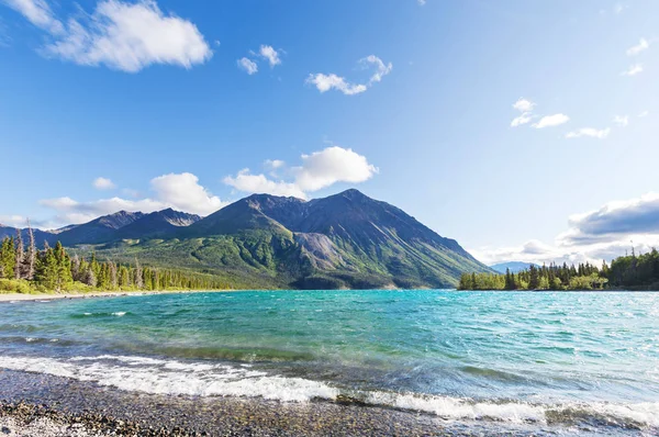 Escena serena junto al lago de montaña en Canadá —  Fotos de Stock