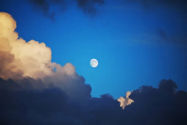 月亮在夜晚的云层上发光 — 图库照片