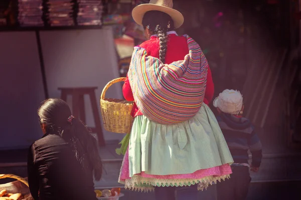 Peruvian people in city street — Stock Photo, Image