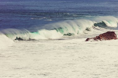 Pasifik Okyanusu, Peru, Güney Amerika 'da terk edilmiş kıyı manzaraları.