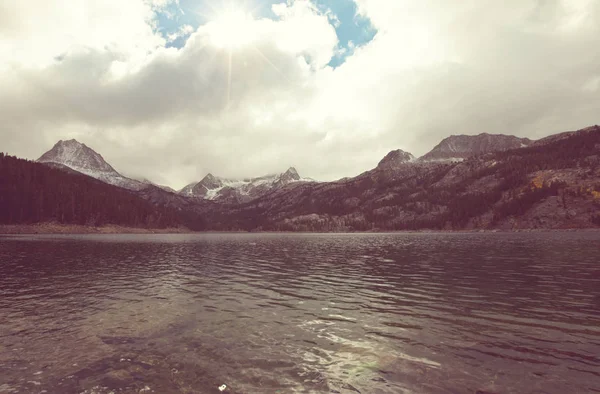 Il bellissimo lago in autunno — Foto Stock