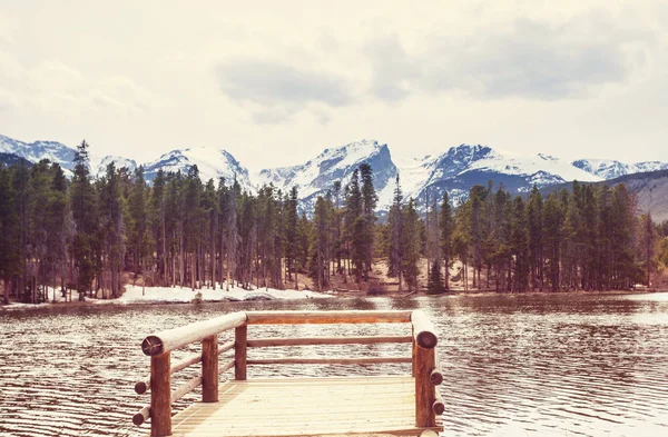 Красивое озеро осенью — стоковое фото