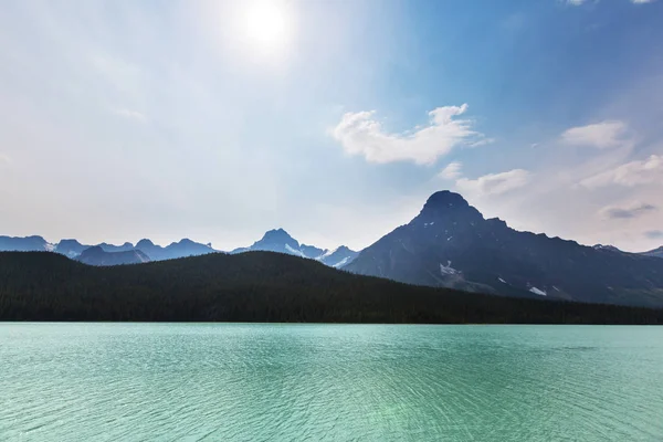 Serene scene by the mountain lake in Canada — Stock Photo, Image