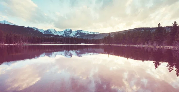 Lac de sérénité dans les montagnes — Photo