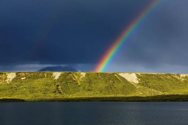 Arco-íris natural colorido brilhante — Fotografia de Stock