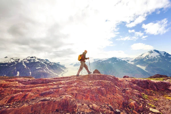 Kanadai hegység kiránduló ember — Stock Fotó