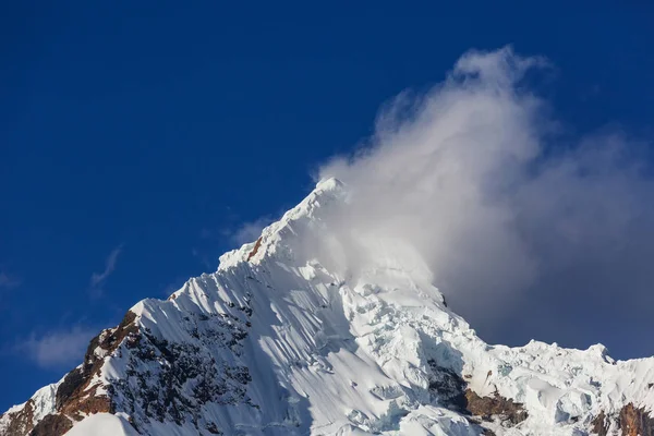 Kaunis vuoristomaisema Cordillera Huayhuash — kuvapankkivalokuva