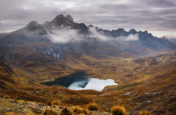 Lindas montanhas paisagem em Cordillera Huayhuash — Fotografia de Stock