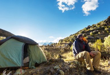 Cordillera dağlarında yürüyüş sahne