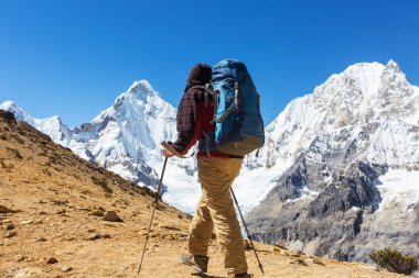 Cordillera dağlarında yürüyüş sahne