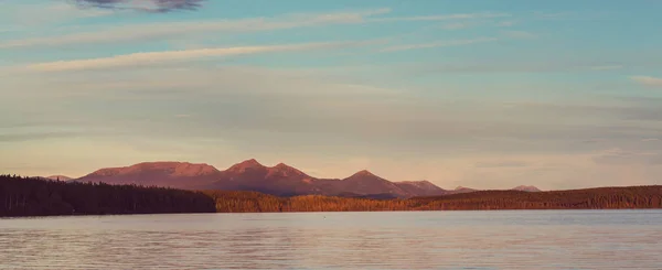 Cena serena junto ao lago da montanha no Canadá — Fotografia de Stock