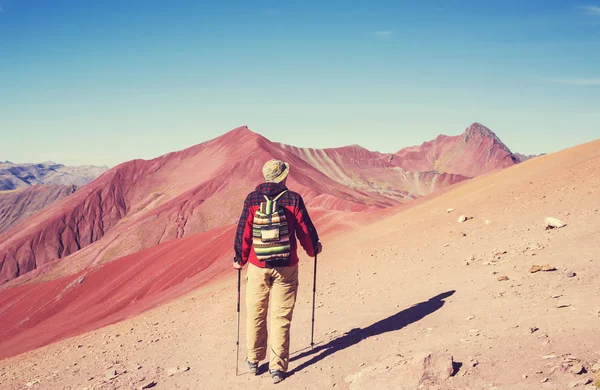 Pěší turistika scéna v Vinicunca, oblasti Cuzco, Peru — Stock fotografie