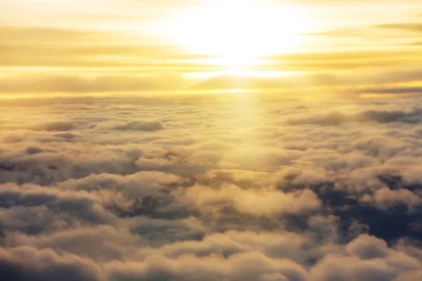 Nuages orageux inhabituels au coucher du soleil — Photo