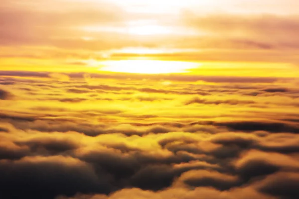 Nuvens de tempestade incomuns ao pôr do sol — Fotografia de Stock