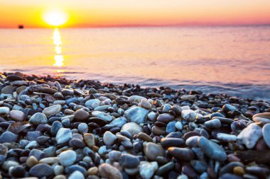 sunrise beach doğal görünümü üzerinde çakıl 