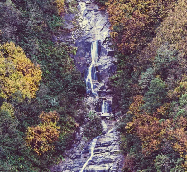 Malebnou podzimní vodopád — Stock fotografie
