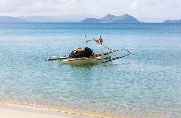 Традиционная филиппинская лодка в море — стоковое фото