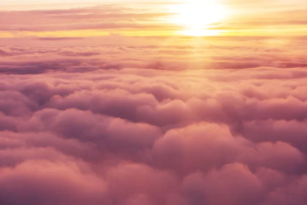 Beau paysage de lever de soleil flamboyant au-dessus des nuages . — Photo