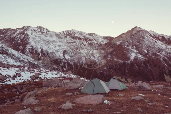 Tenda nas montanhas conceito de viagem — Fotografia de Stock