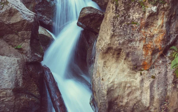 Nádherný vodopád v Kanadě — Stock fotografie