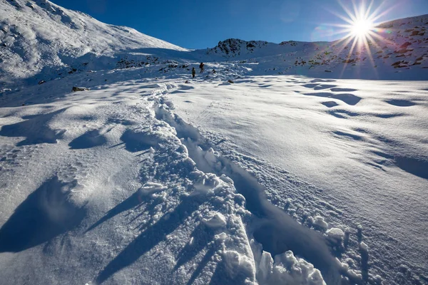 Wandelaars in de winterbergen — Stockfoto