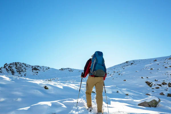 Escursionista nelle montagne invernali — Foto Stock