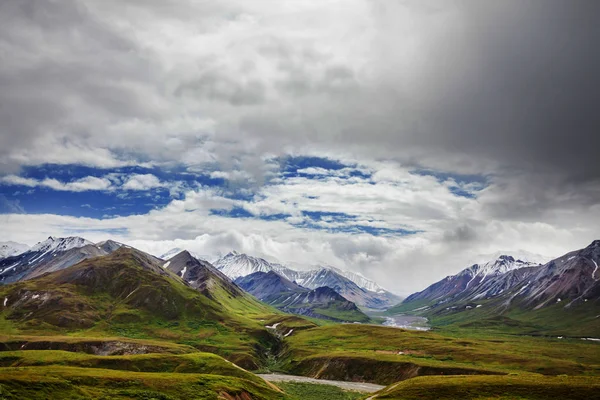 Мальовничі гори Аляски — стокове фото