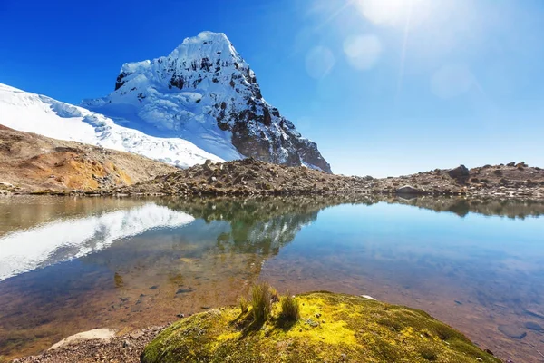 Krásné hory krajiny v Cordillera Huayhuash — Stock fotografie