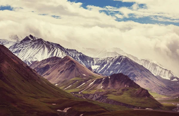 风景如画的群山之中阿拉斯加 — 图库照片