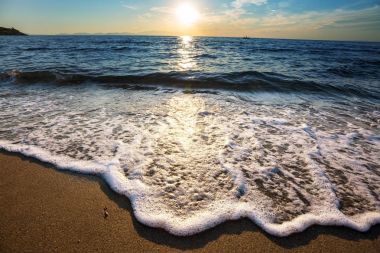 Güzel alev alev yanan gündoğumu manzara 