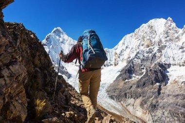 Cordillera dağlarında yürüyüş sahne